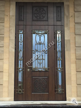 Входная дверь в коттедж деревянная со теклом и коваными элементами - купить от производителя Мосдвери Входная дверь в коттедж деревянная со теклом и коваными элементами